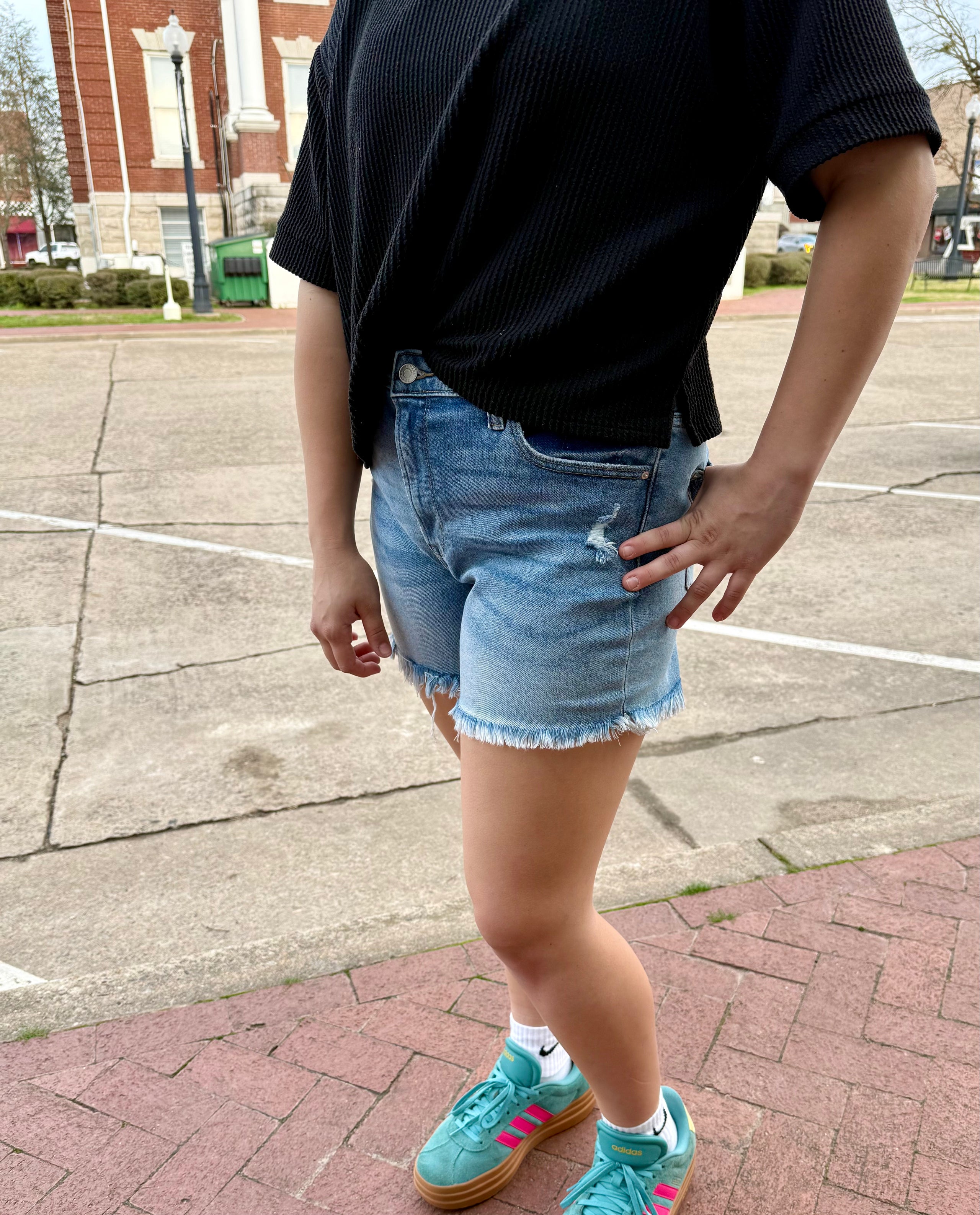 RAW FRAYED HEM RIPPED DENIM SHORTS